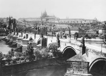 Näkymä Prahasta, jossa näkyy keisarillinen palatsi (Hradschin) ja Kaarlensilta, 1800-luvun loppu